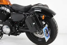 Contenitore 4 litri incl. supporto sinistro ritaglio - nero per Harley-Davidson Sportster 883 Roadster / Iron 883 / Super Low / 8