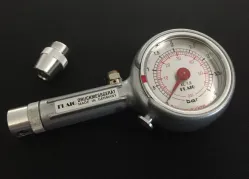 Manometro per pneumatici con raccordo dritto e ad angolo di 90° e valvola di rilascio.